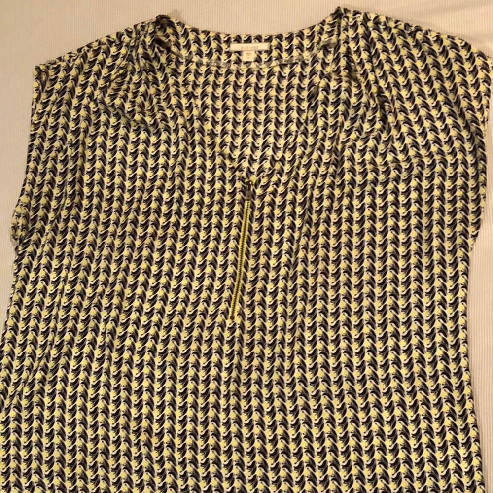 Pleione Blouse. Size Medium. Yellow & Black. Short sleeve lightweight top